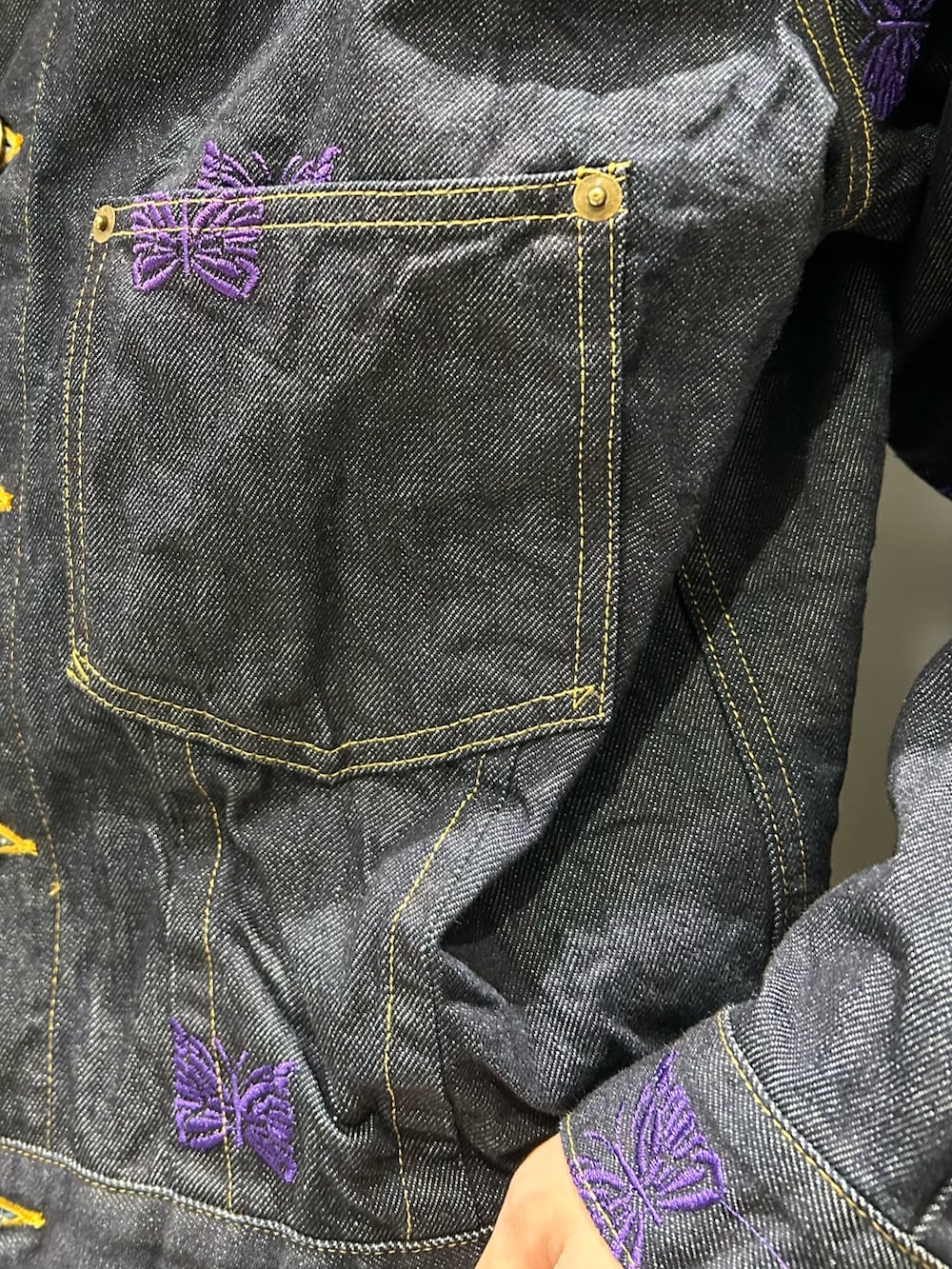 ブラック系のスニーカーを着用したメンズの春コーディネートの4枚目の写真