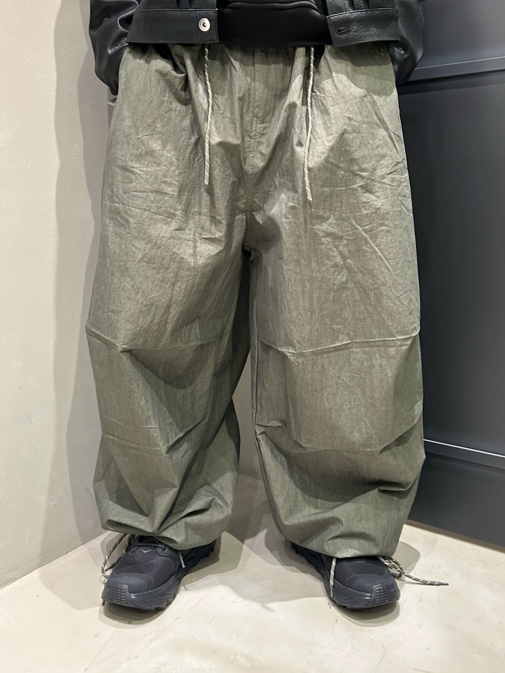 グリーン系のその他パンツ、ブラック系のブルゾンを着用したメンズの春コーディネートの3枚目の写真