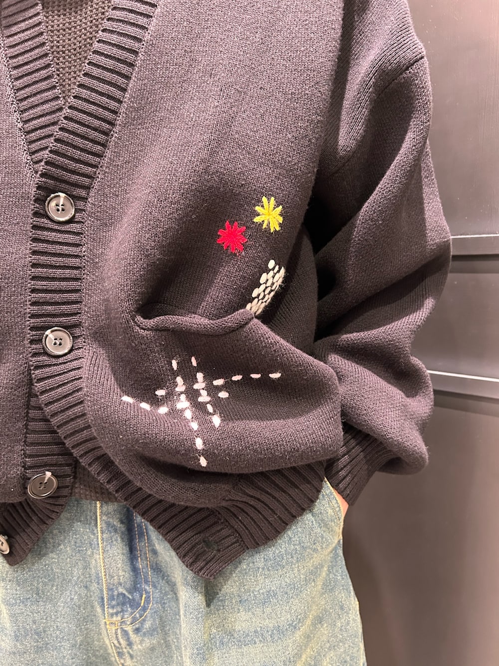 ブラック系のカーディガン/ボレロ、ブラック系のスニーカーを着用したメンズの春コーディネートの3枚目の写真