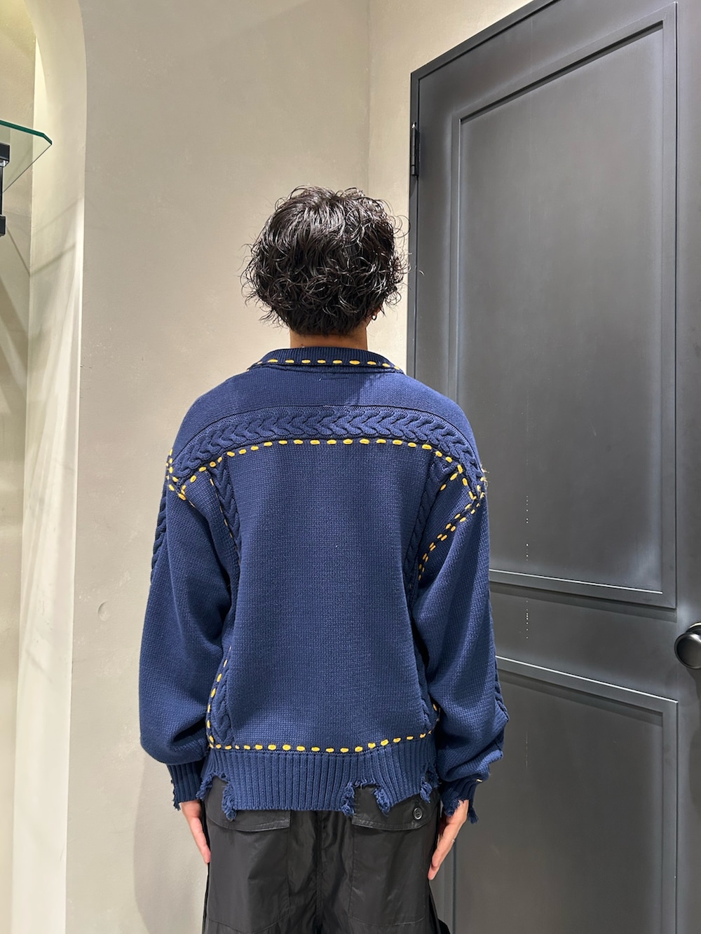 ブルー系のニット/セーター、ブラック系のその他パンツ、ブラック系のサンダルを着用したメンズの夏コーディネートの4枚目の写真