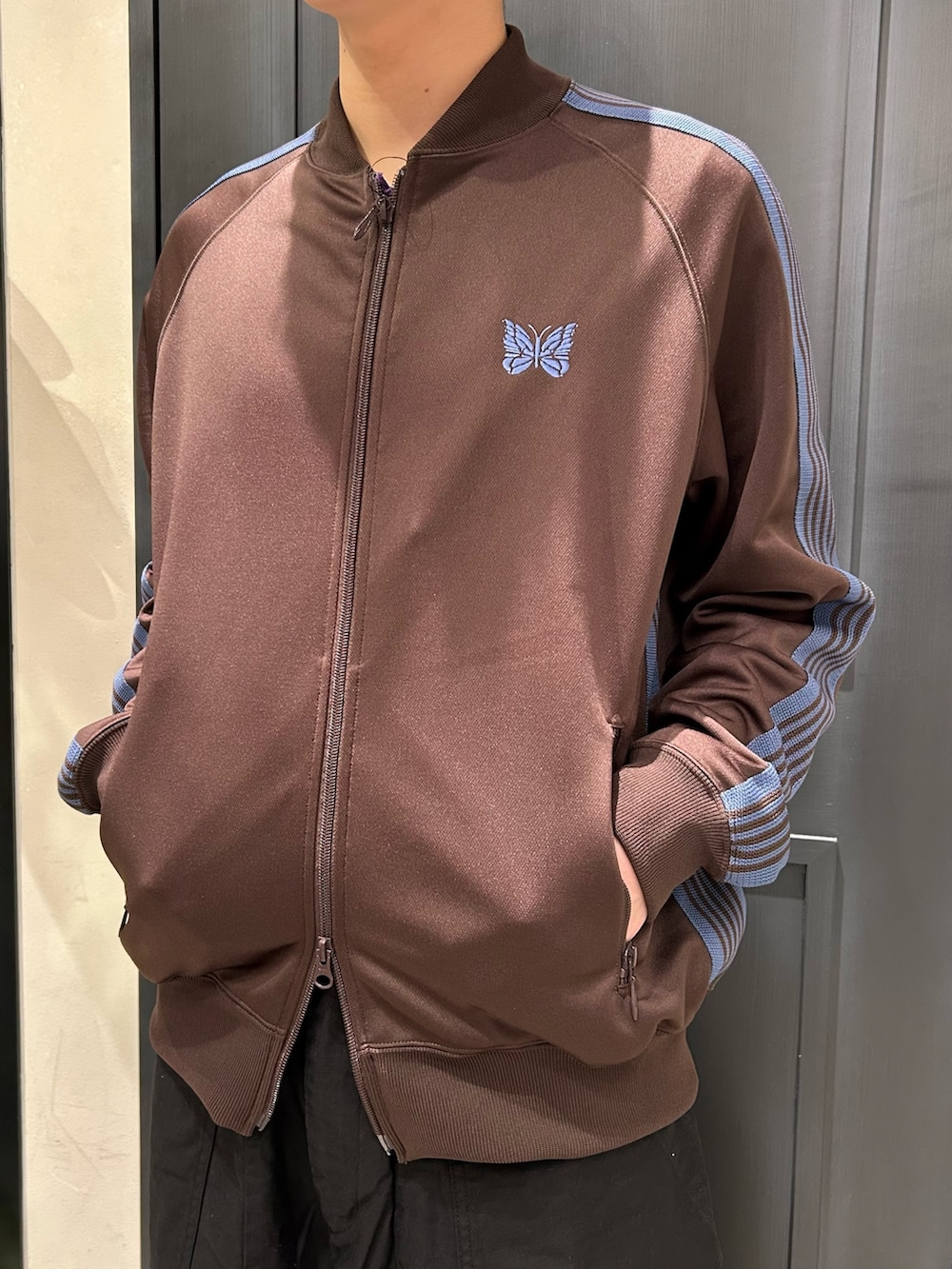 ブラウン系のトップスを着用したメンズの冬コーディネートの2枚目の写真