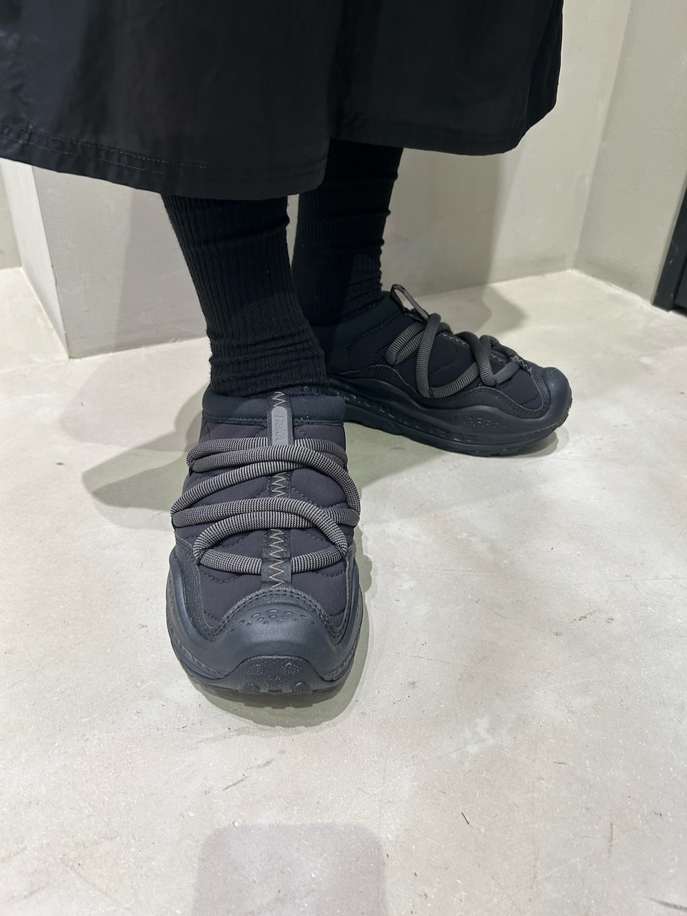 ブルー系のニット/セーター、ブラック系のその他パンツ、ブラック系のサンダルを着用したメンズの夏コーディネートの7枚目の写真