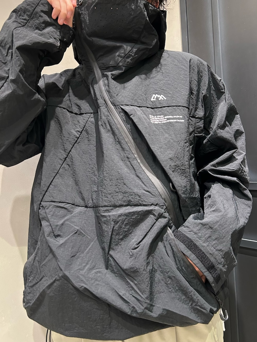 ブラック系のマウンテンパーカー、その他のその他パンツ、シルバー系のスニーカーを着用したメンズの秋コーディネートの2枚目の写真