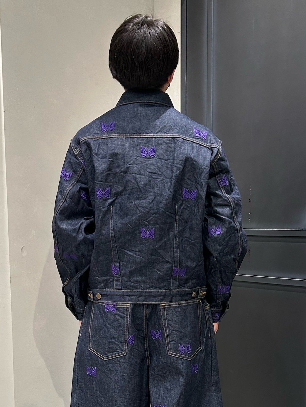 ブラック系のスニーカーを着用したメンズの春コーディネートの2枚目の写真