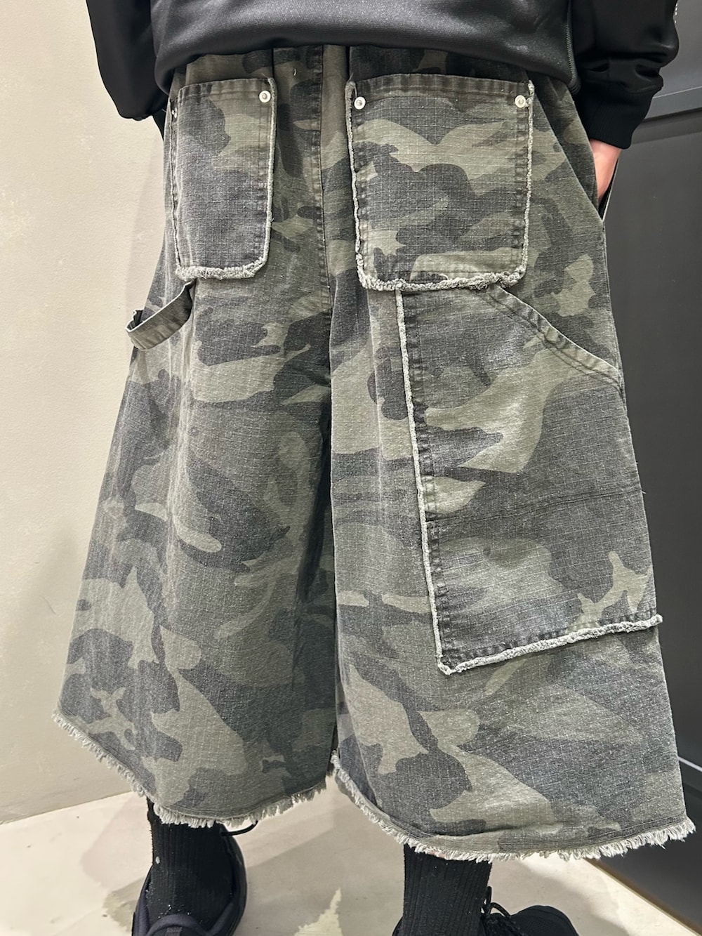 その他のその他パンツを着用したメンズの春コーディネートの6枚目の写真