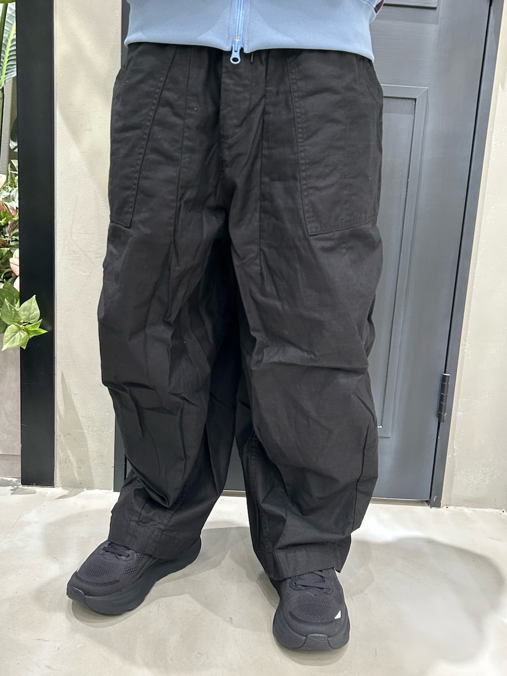 ブルー系のトップスを着用したメンズの冬コーディネートの5枚目の写真