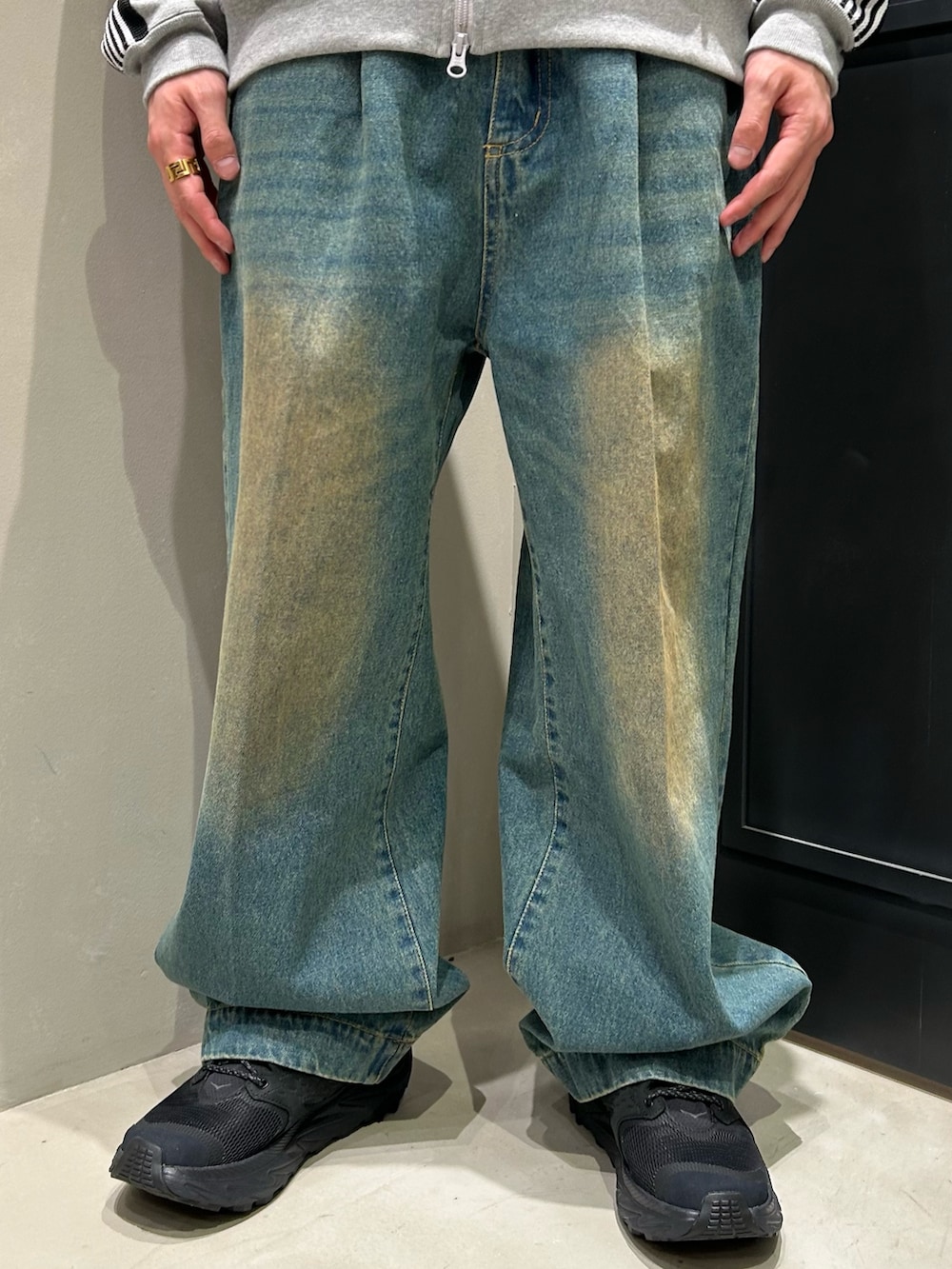 ブラック系のスニーカーを着用したメンズの春コーディネートの4枚目の写真