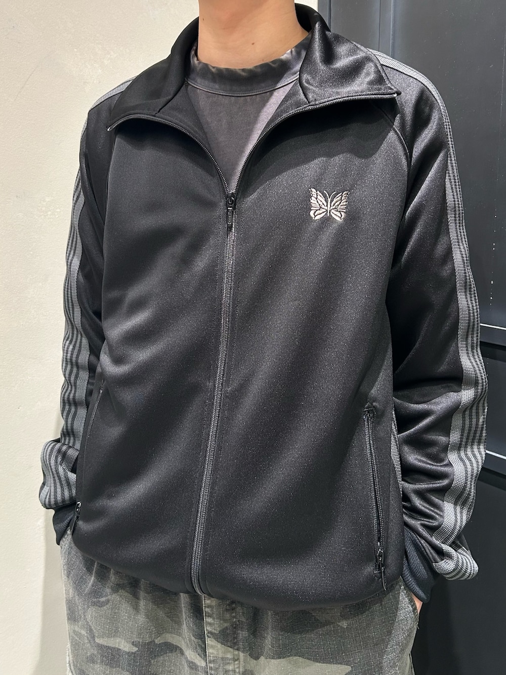 その他のその他パンツを着用したメンズの春コーディネートの3枚目の写真