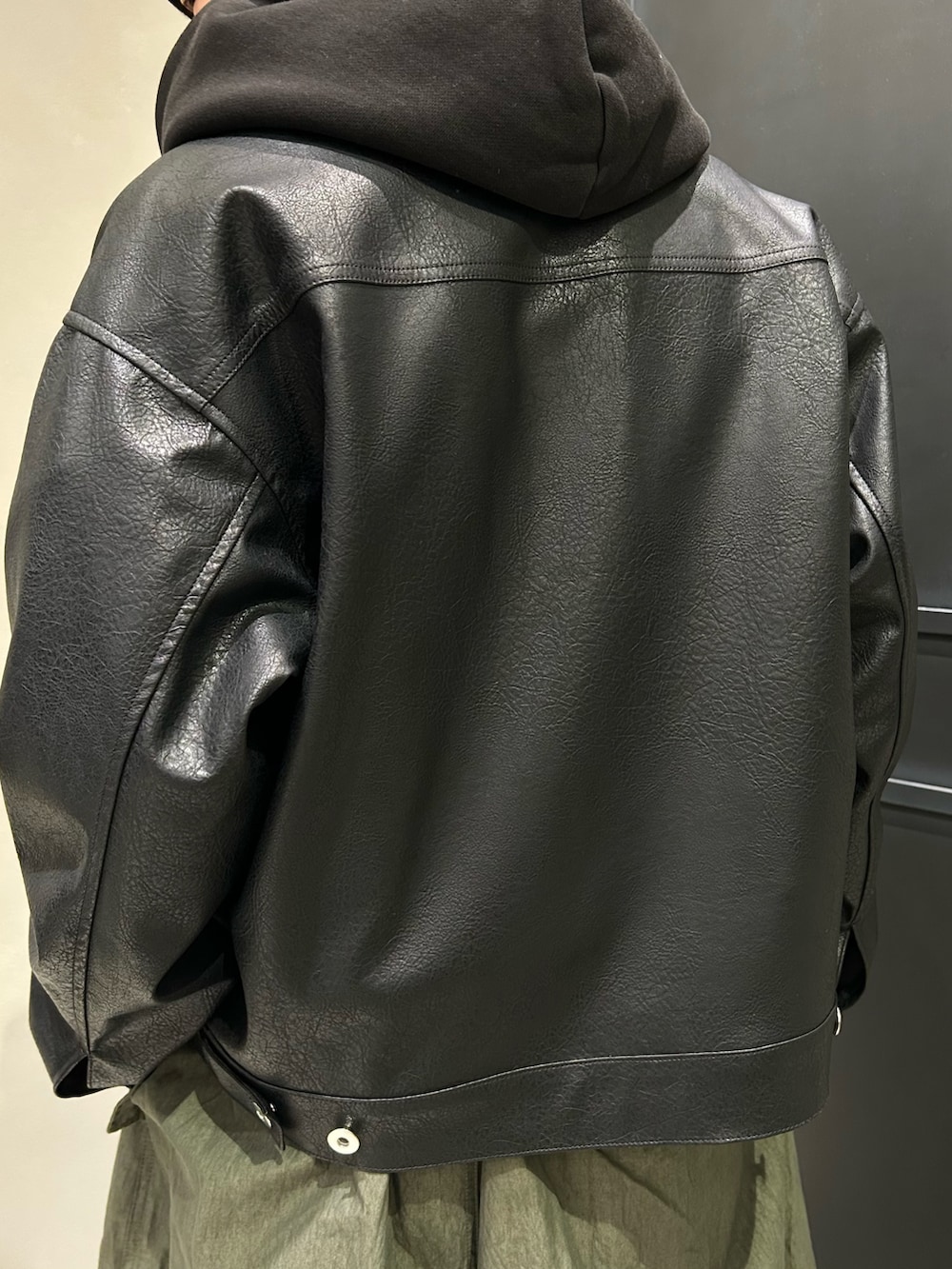 グリーン系のその他パンツ、ブラック系のブルゾンを着用したメンズの春コーディネートの5枚目の写真