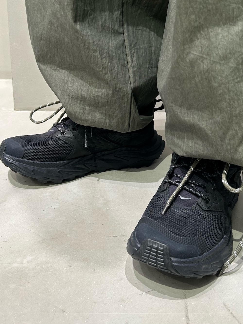 グリーン系のその他パンツ、ブラック系のブルゾンを着用したメンズの春コーディネートの6枚目の写真