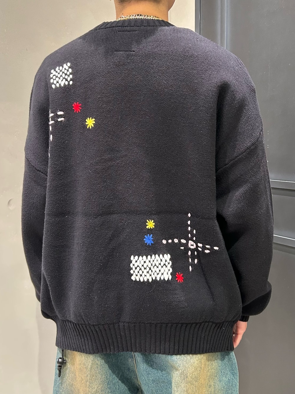 ブラック系のカーディガン/ボレロ、ブラック系のスニーカーを着用したメンズの春コーディネートの4枚目の写真