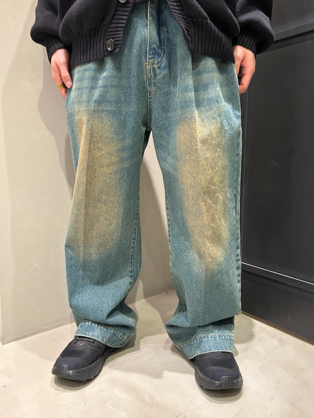 ブラック系のカーディガン/ボレロ、ブラック系のスニーカーを着用したメンズの春コーディネートの5枚目の写真