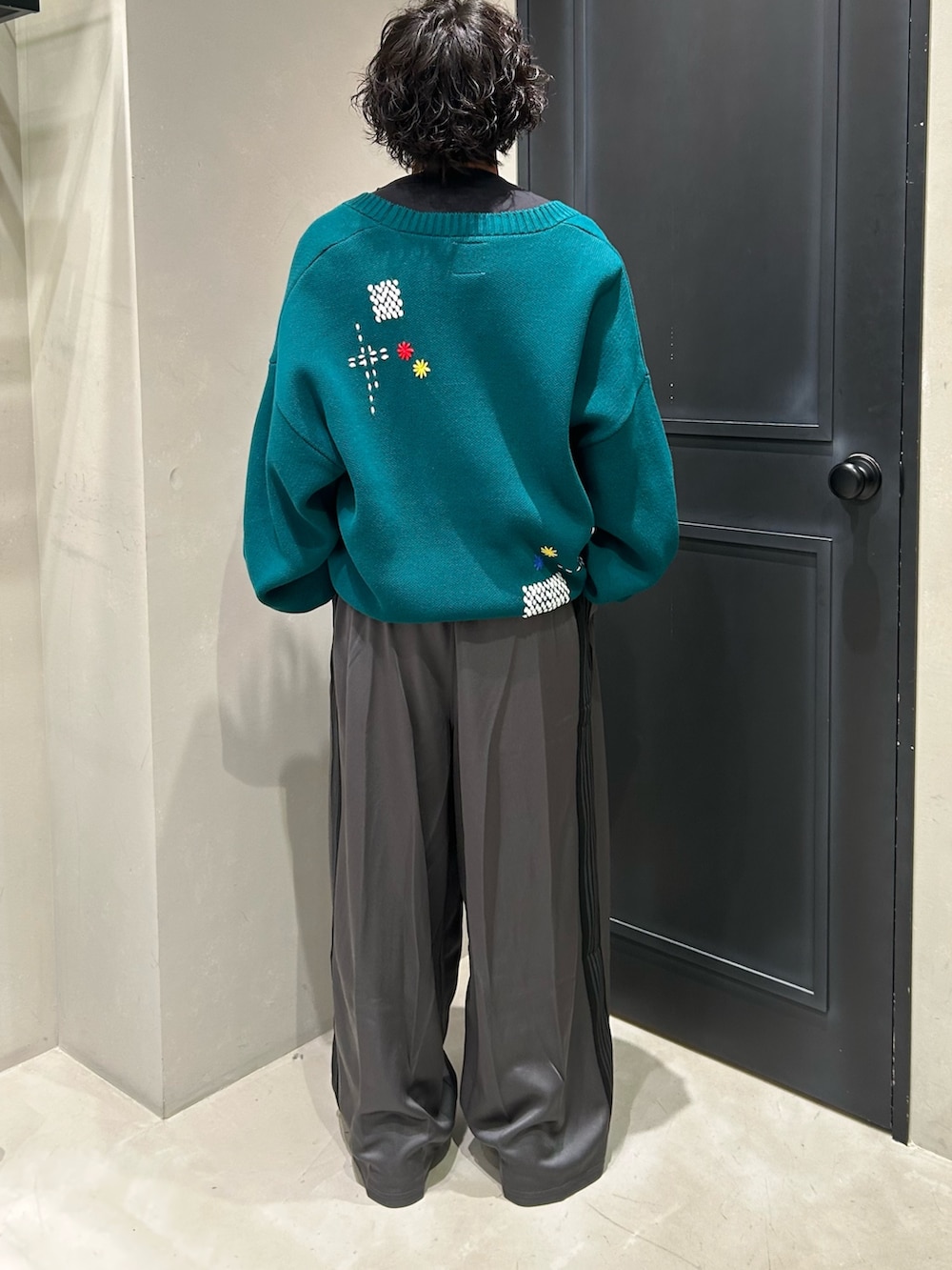 グリーン系のカーディガン/ボレロを着用したメンズの秋コーディネートの5枚目の写真