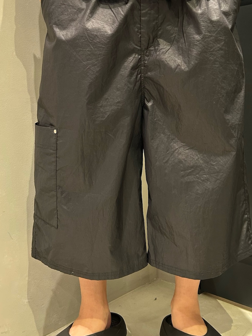 ブラック系のその他パンツ、ブラック系のサンダルを着用したメンズの夏コーディネートの4枚目の写真