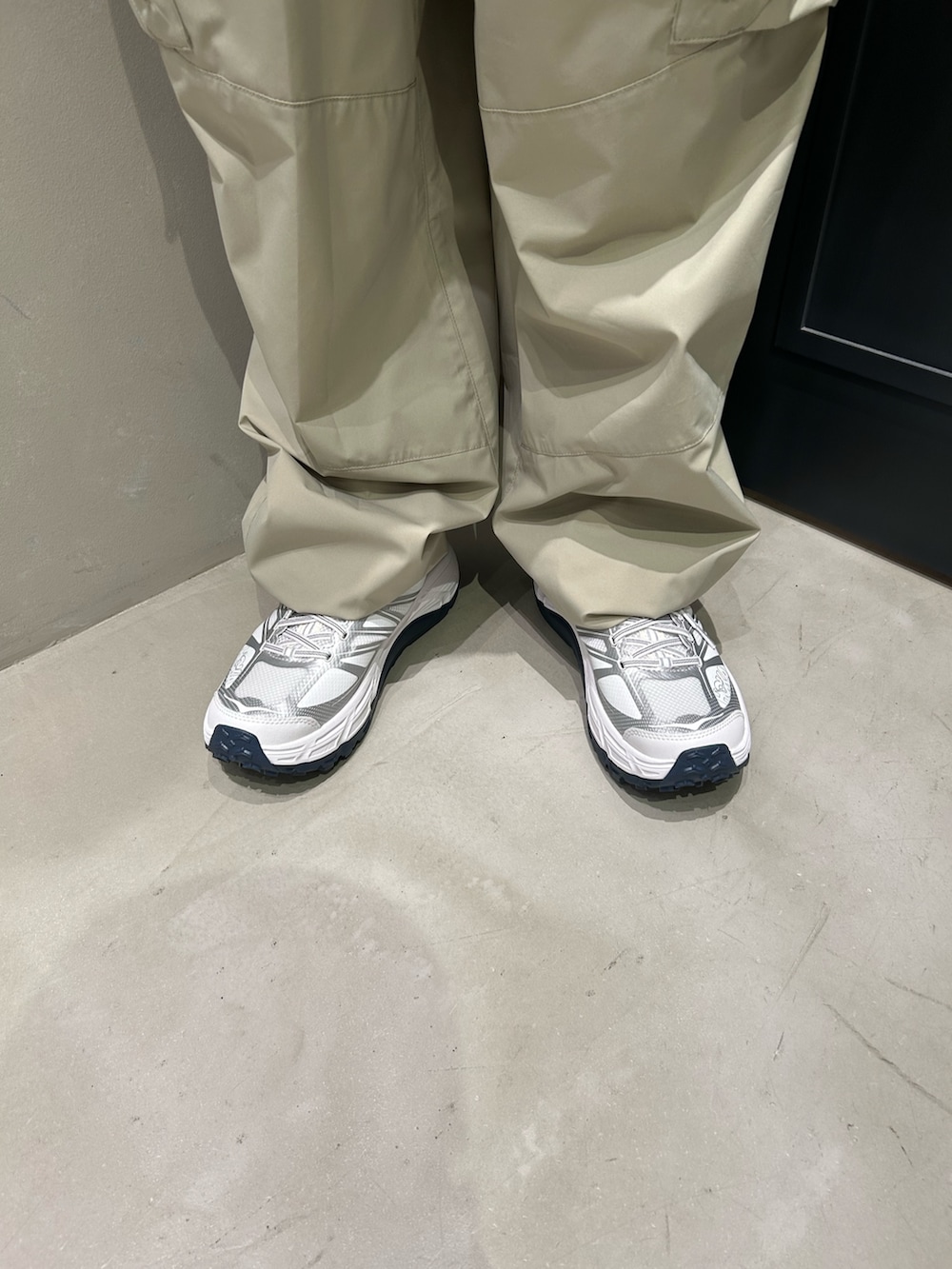ブラック系のマウンテンパーカー、その他のその他パンツ、シルバー系のスニーカーを着用したメンズの秋コーディネートの6枚目の写真