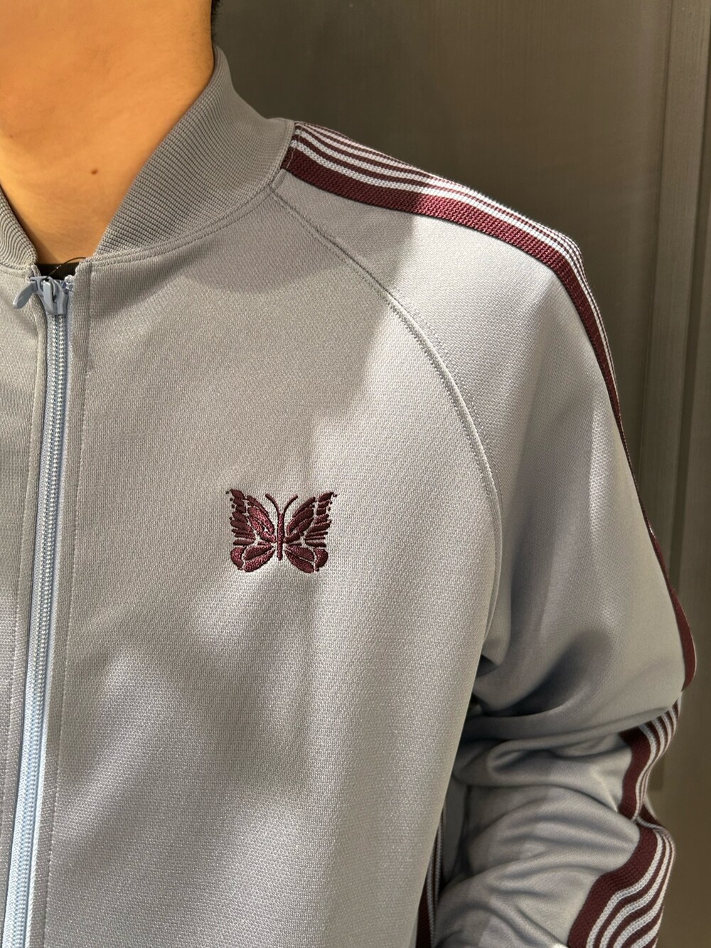 ブルー系のトップスを着用したメンズの冬コーディネートの3枚目の写真