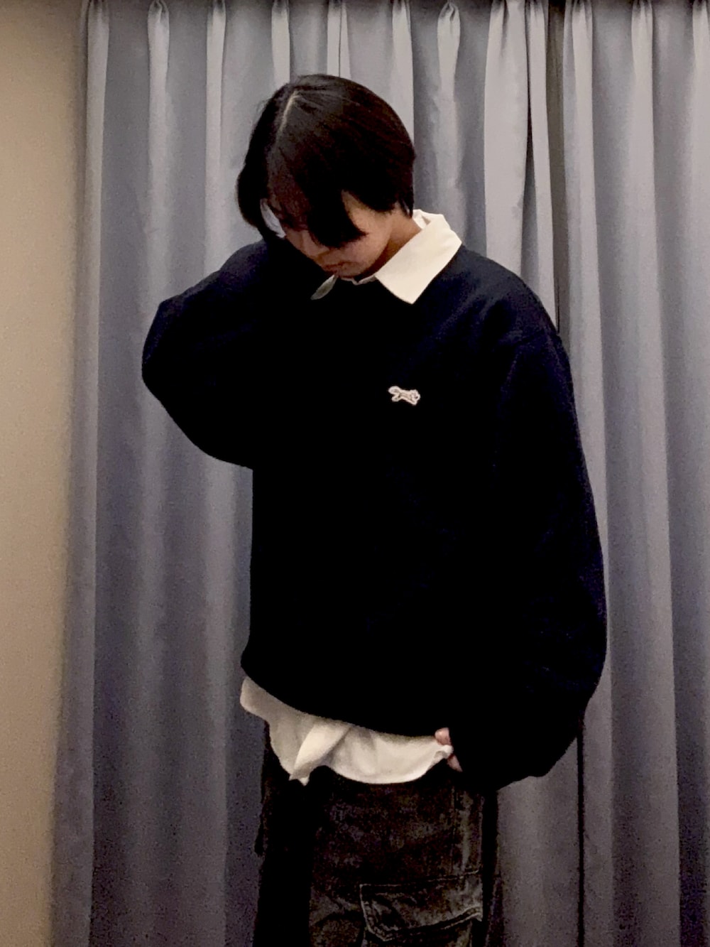 ホワイト系のシャツ/ブラウス、グレー系のデニムパンツ、ブルー系のスウェットを着用したレディースの春コーディネートの2枚目の写真