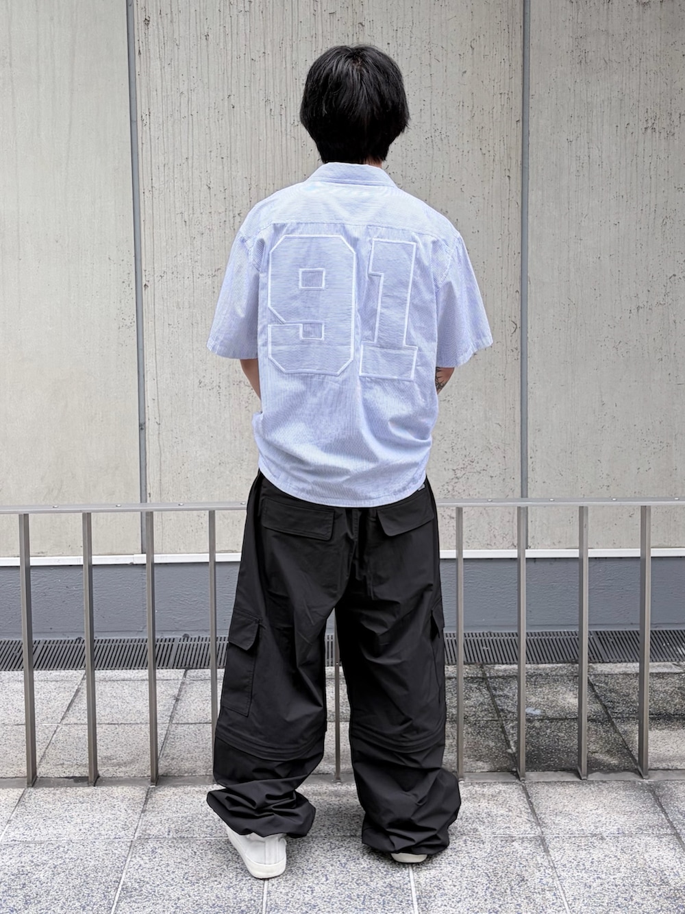 ホワイト系のシャツ/ブラウス、ブラック系のタンクトップ、ブラック系のその他パンツを着用したメンズの夏コーディネートの3枚目の写真