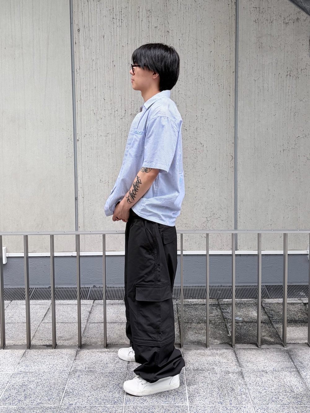 ホワイト系のシャツ/ブラウス、ブラック系のタンクトップ、ブラック系のその他パンツを着用したメンズの夏コーディネートの2枚目の写真
