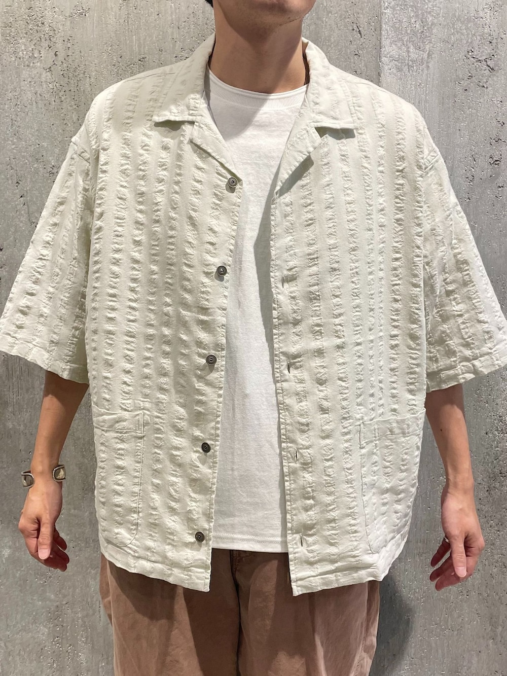 ホワイト系のシャツ/ブラウス、ホワイト系のTシャツ/カットソー、ブラウン系のサンダルを着用したメンズの春コーディネートの2枚目の写真
