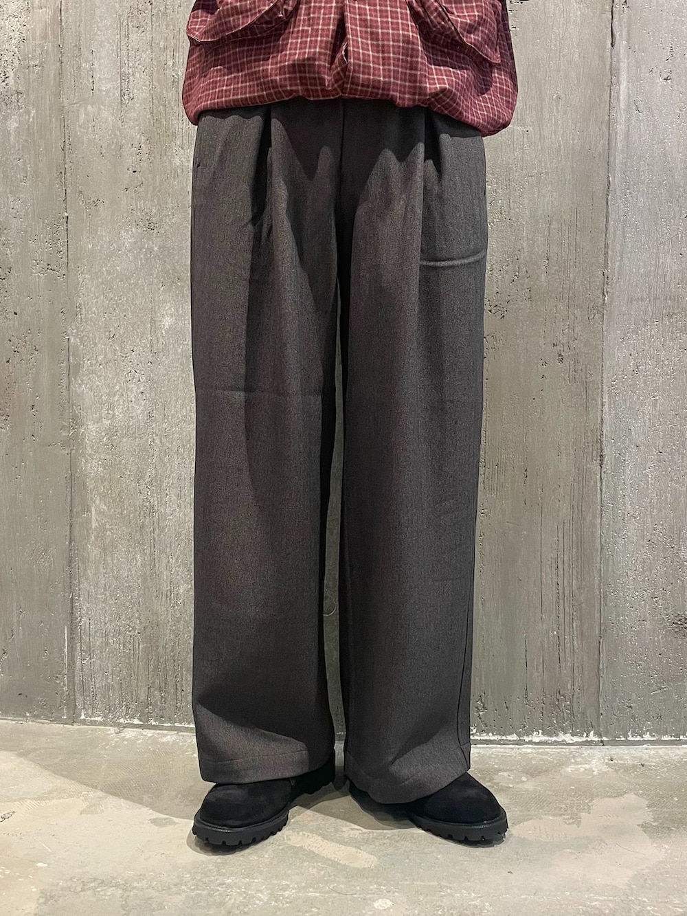グレー系のスラックス、レッド系のシャツ/ブラウス、ブラック系のTシャツ/カットソーを着用したメンズの秋コーディネートの3枚目の写真