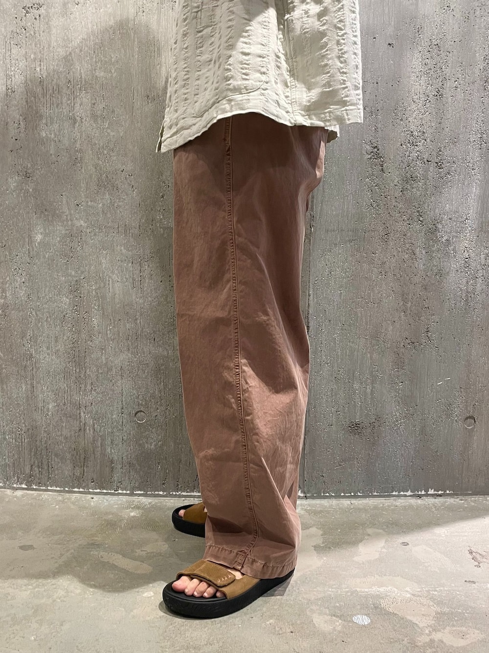 ホワイト系のシャツ/ブラウス、ホワイト系のTシャツ/カットソー、ブラウン系のサンダルを着用したメンズの春コーディネートの4枚目の写真