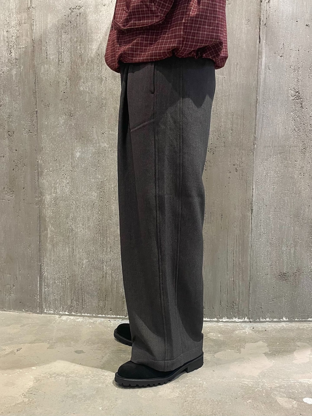 グレー系のスラックス、レッド系のシャツ/ブラウス、ブラック系のTシャツ/カットソーを着用したメンズの秋コーディネートの4枚目の写真