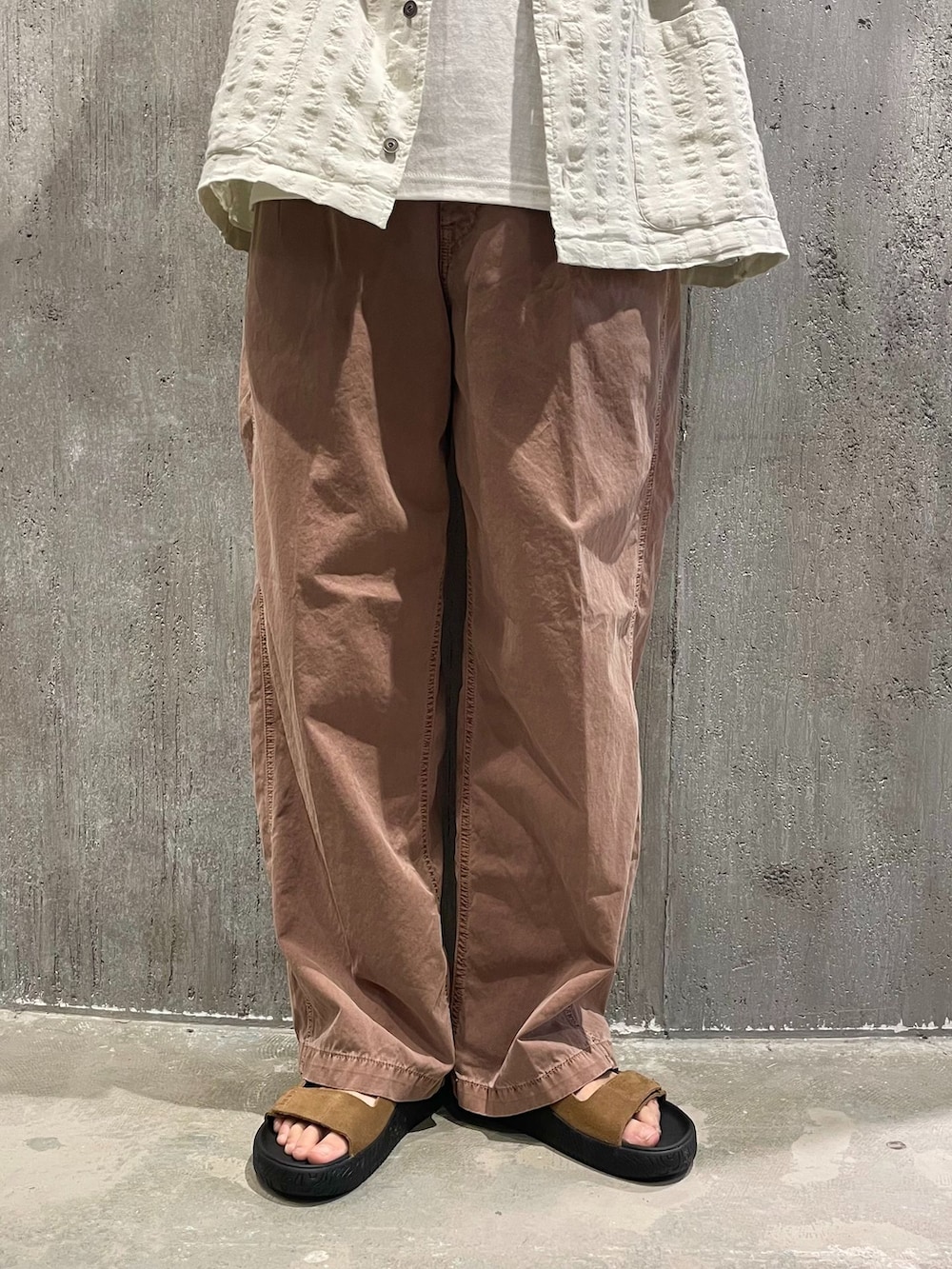 ホワイト系のシャツ/ブラウス、ホワイト系のTシャツ/カットソー、ブラウン系のサンダルを着用したメンズの春コーディネートの3枚目の写真