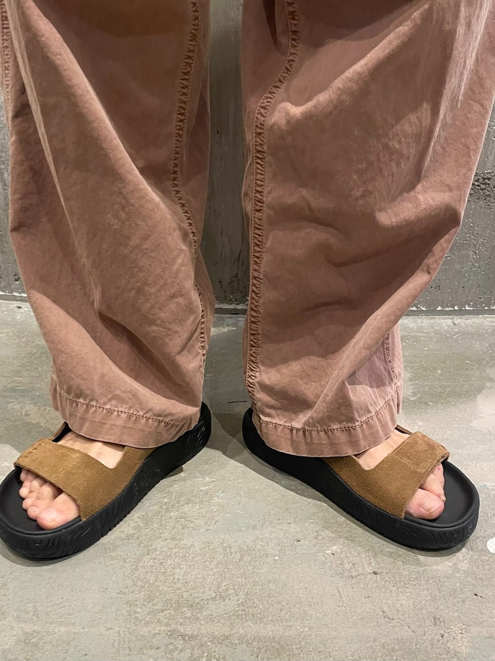 ホワイト系のシャツ/ブラウス、ホワイト系のTシャツ/カットソー、ブラウン系のサンダルを着用したメンズの春コーディネートの5枚目の写真