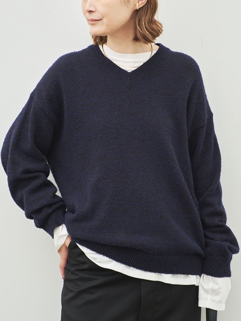 ホワイト系のTシャツ/カットソーを着用したレディースの夏コーディネートの4枚目の写真