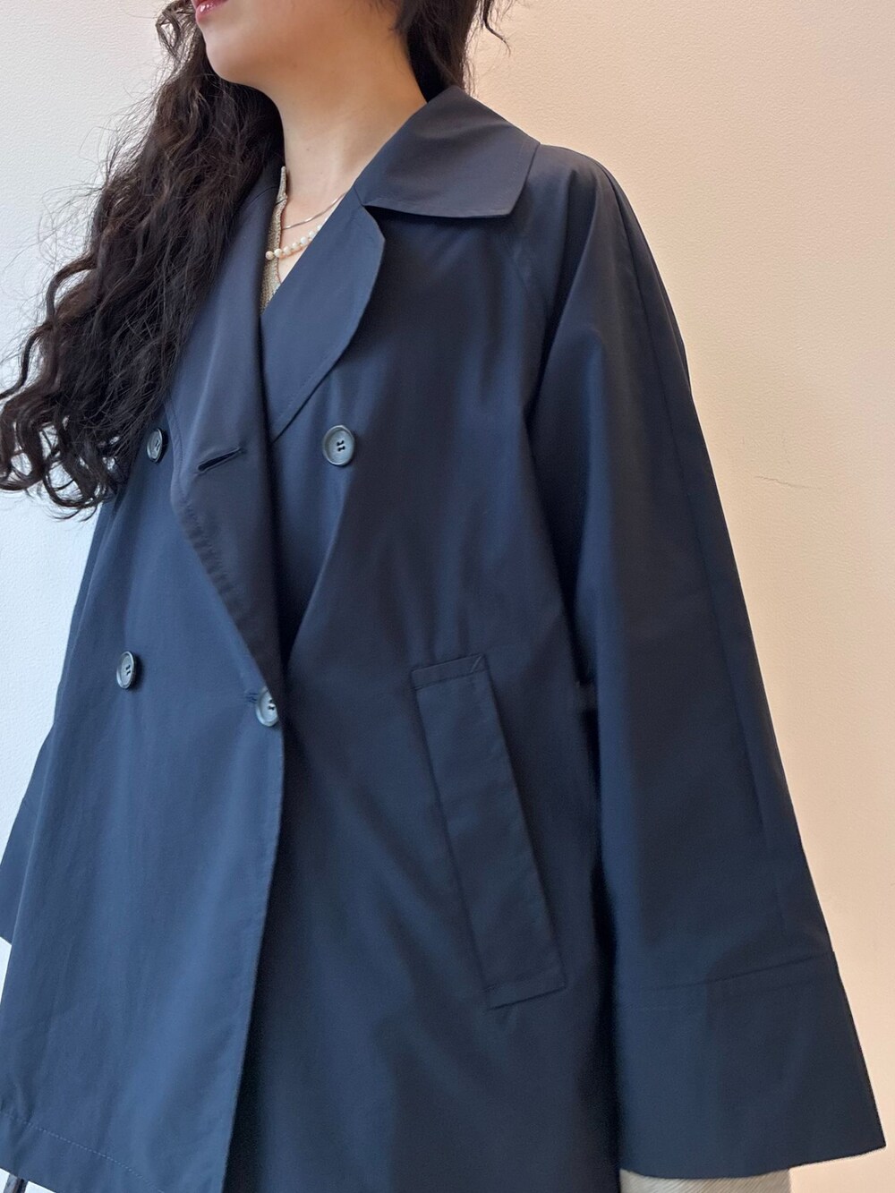ブルー系のその他アウター、ホワイト系のデニムパンツ、グリーン系のニット/セーターを着用したレディースの冬コーディネートの2枚目の写真