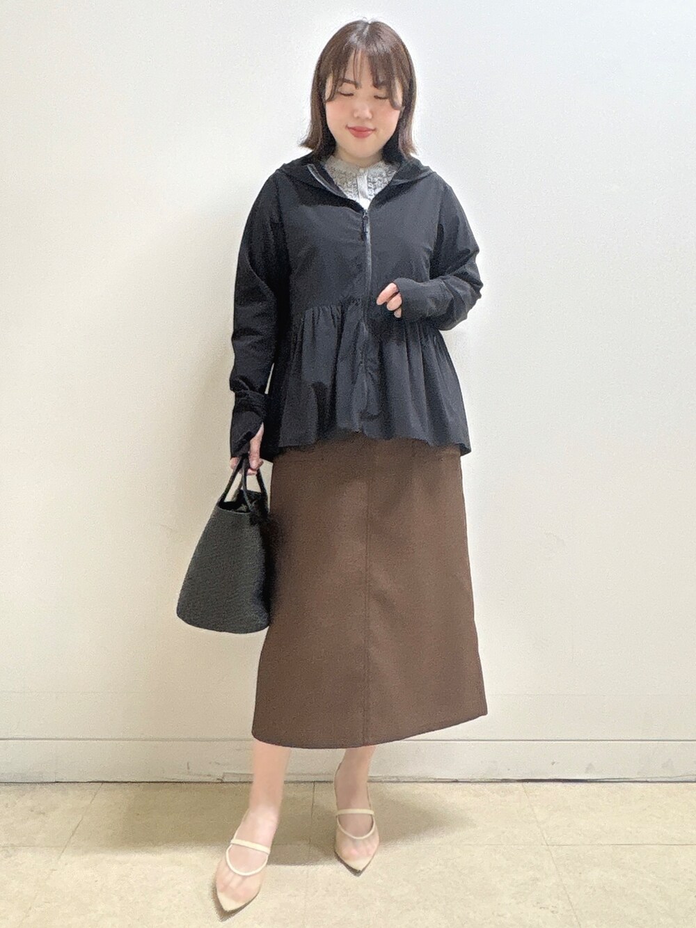ブラック系のブルゾン、ブラック系のシャツ/ブラウス、ブラウン系のスカートを着用したレディースの春コーディネートの4枚目の写真