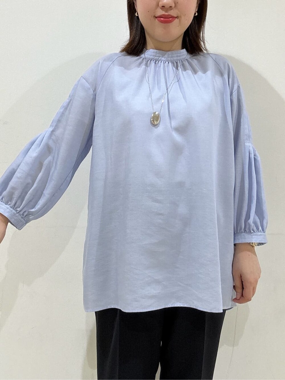 ホワイト系のカーディガン/ボレロ、ブルー系のシャツ/ブラウス、ブルー系のその他パンツを着用したレディースの春コーディネートの9枚目の写真