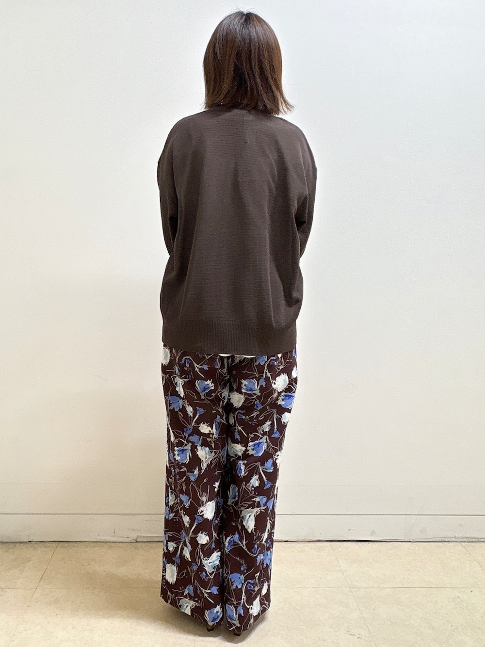 ホワイト系のシャツ/ブラウス、ブラウン系のその他パンツ、オレンジ系のショルダーバッグを着用したレディースの夏コーディネートの9枚目の写真