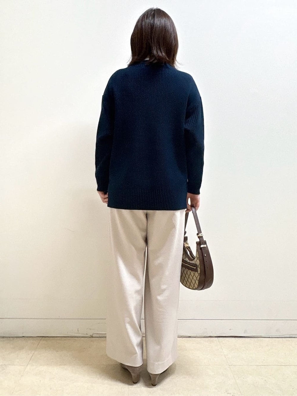 ブルー系のニット/セーター、ブルー系のシャツ/ブラウス、ベージュ系のその他パンツを着用したレディースの冬コーディネートの6枚目の写真