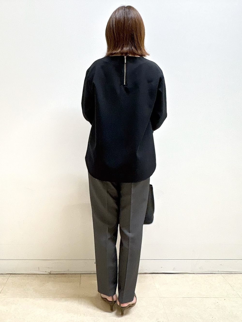 ホワイト系のカーディガン/ボレロ、ブラック系のシャツ/ブラウス、ブラック系のその他パンツを着用したレディースの秋コーディネートの9枚目の写真
