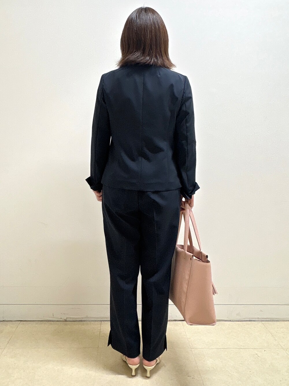 ホワイト系のタンクトップ、ピンク系のトートバッグ、ブルー系のシャツ/ブラウスを着用したレディースの春コーディネートの9枚目の写真