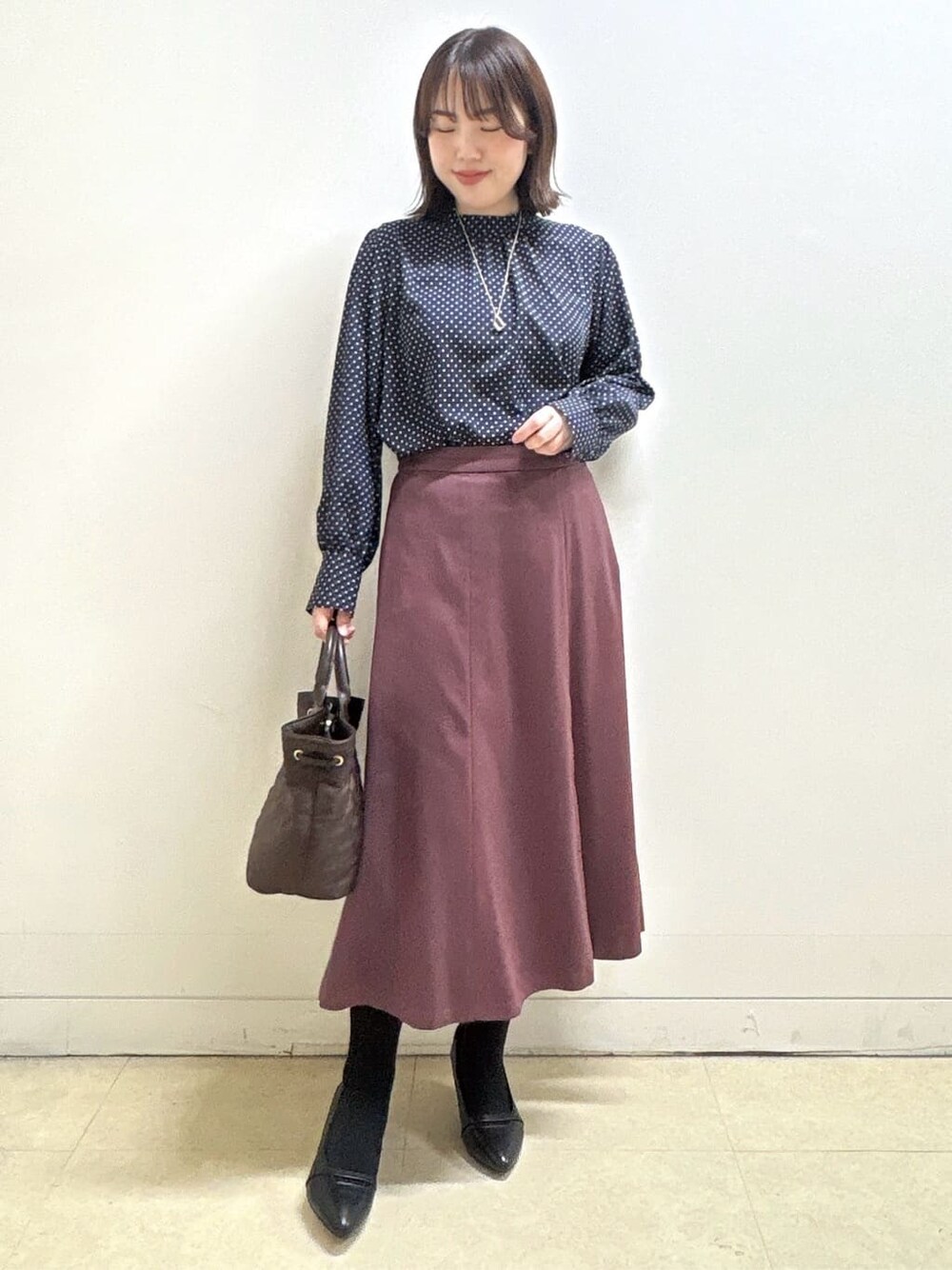 ブルー系のカーディガン/ボレロ、ブルー系のシャツ/ブラウス、レッド系のスカートを着用したレディースの冬コーディネートの6枚目の写真