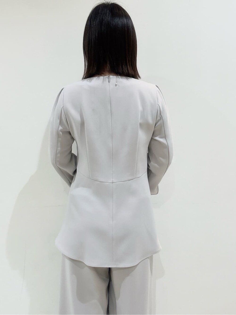 グレー系のシャツ/ブラウス、グレー系のその他パンツ、ベージュ系のパンプスを着用したレディースの冬コーディネートの9枚目の写真