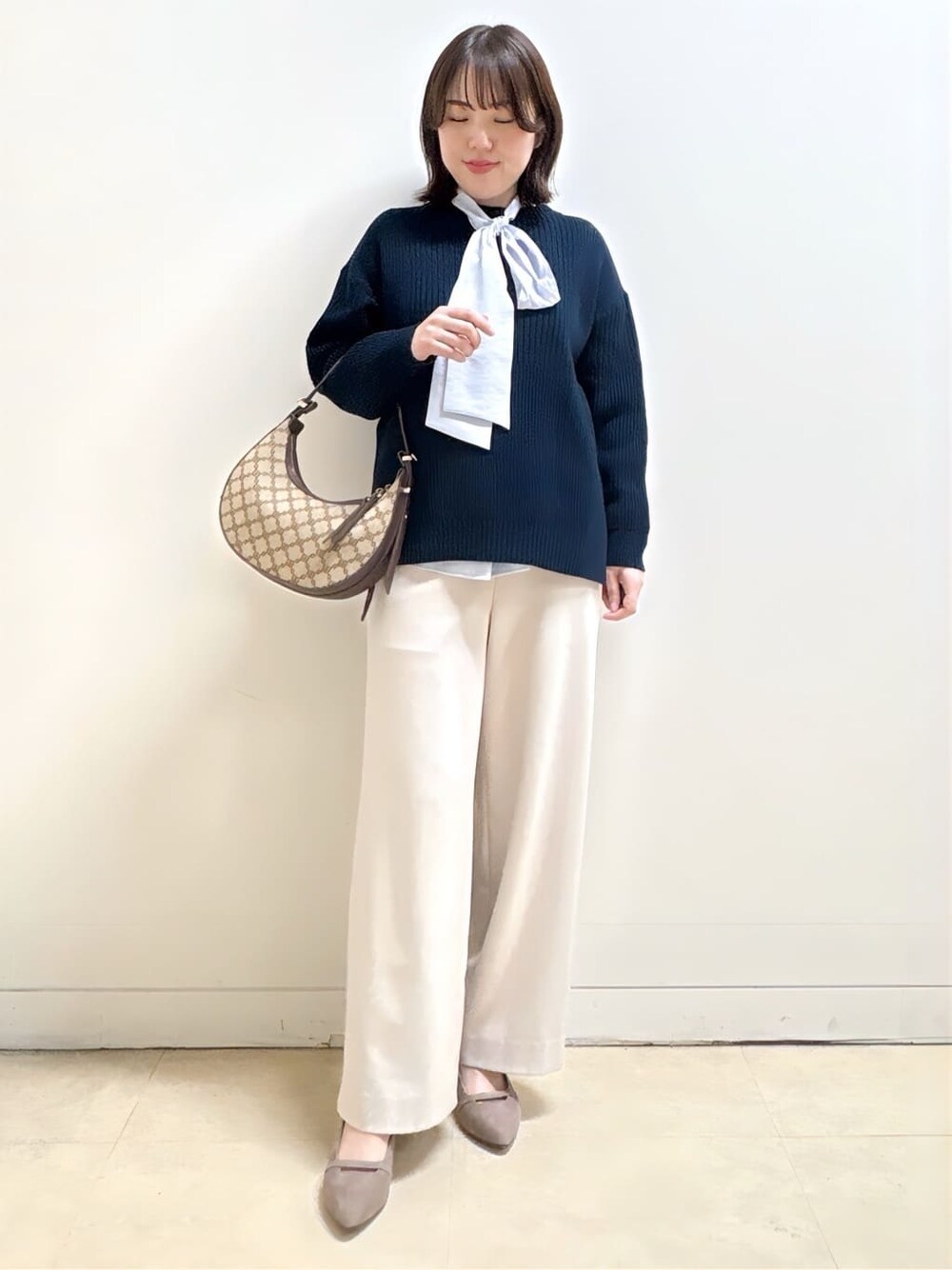 ブルー系のニット/セーター、ブルー系のシャツ/ブラウス、ベージュ系のその他パンツを着用したレディースの冬コーディネートの2枚目の写真