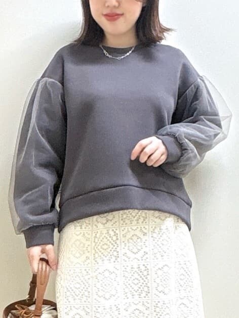 ホワイト系のスカート、グレー系のTシャツ/カットソー、イエロー系のショルダーバッグを着用したレディースの冬コーディネートの10枚目の写真