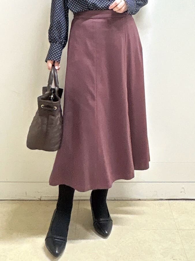 ブルー系のカーディガン/ボレロ、ブルー系のシャツ/ブラウス、レッド系のスカートを着用したレディースの冬コーディネートの10枚目の写真