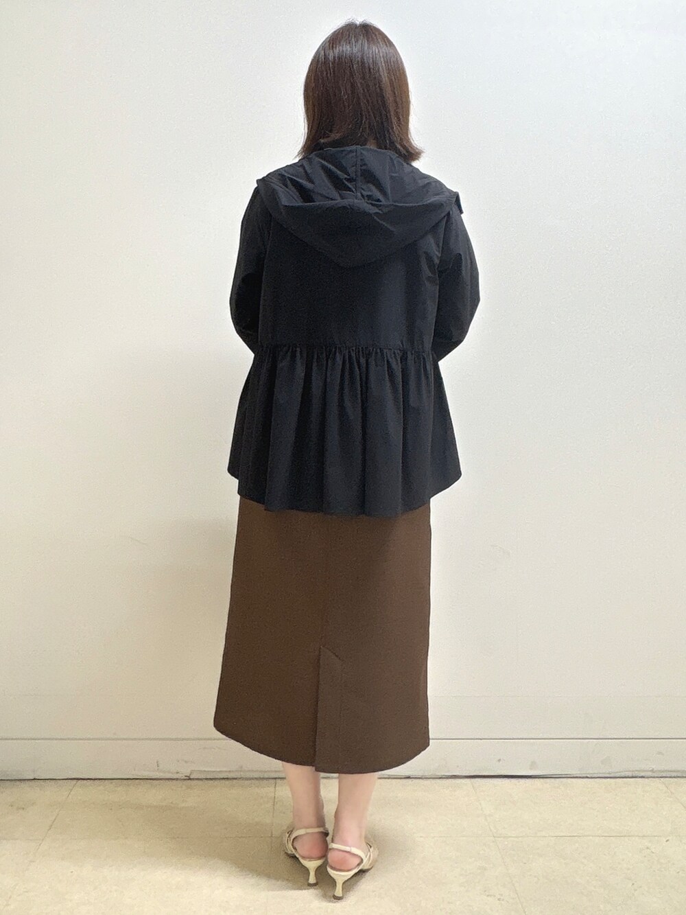 ブラック系のブルゾン、ブラック系のシャツ/ブラウス、ブラウン系のスカートを着用したレディースの春コーディネートの6枚目の写真