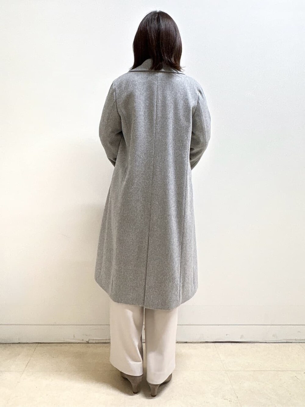 ブルー系のニット/セーター、ブルー系のシャツ/ブラウス、ベージュ系のその他パンツを着用したレディースの冬コーディネートの10枚目の写真