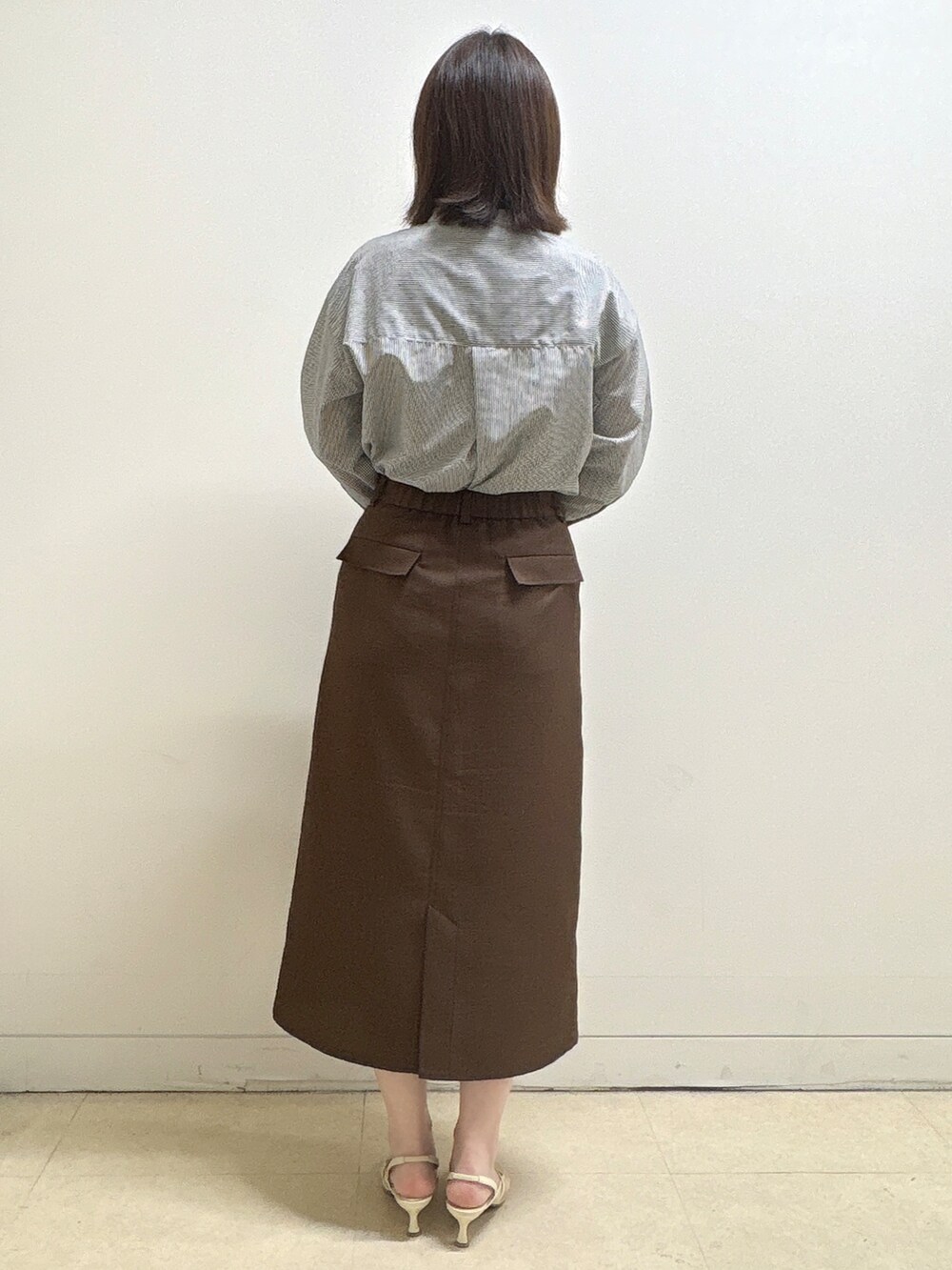 ブラック系のブルゾン、ブラック系のシャツ/ブラウス、ブラウン系のスカートを着用したレディースの春コーディネートの9枚目の写真