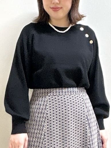 ブラック系のニット/セーター、ブルー系のスカート、ブラック系のパンプスを着用したレディースの冬コーディネートの10枚目の写真