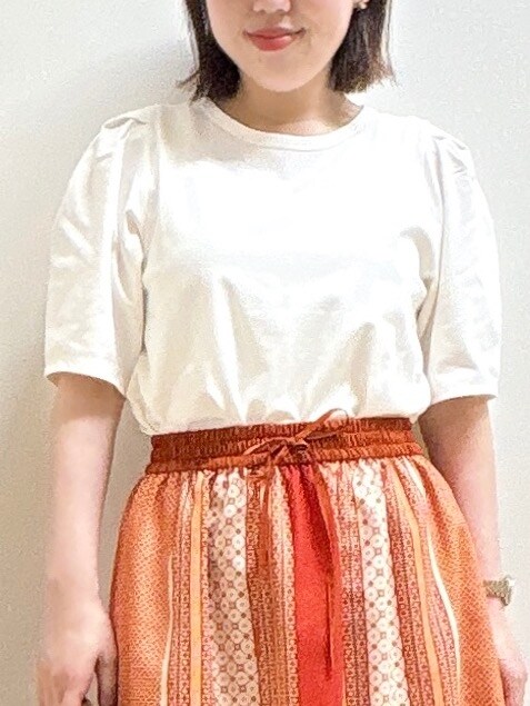 ホワイト系のTシャツ/カットソー、オレンジ系のスカート、オレンジ系のショルダーバッグを着用したレディースの夏コーディネートの10枚目の写真