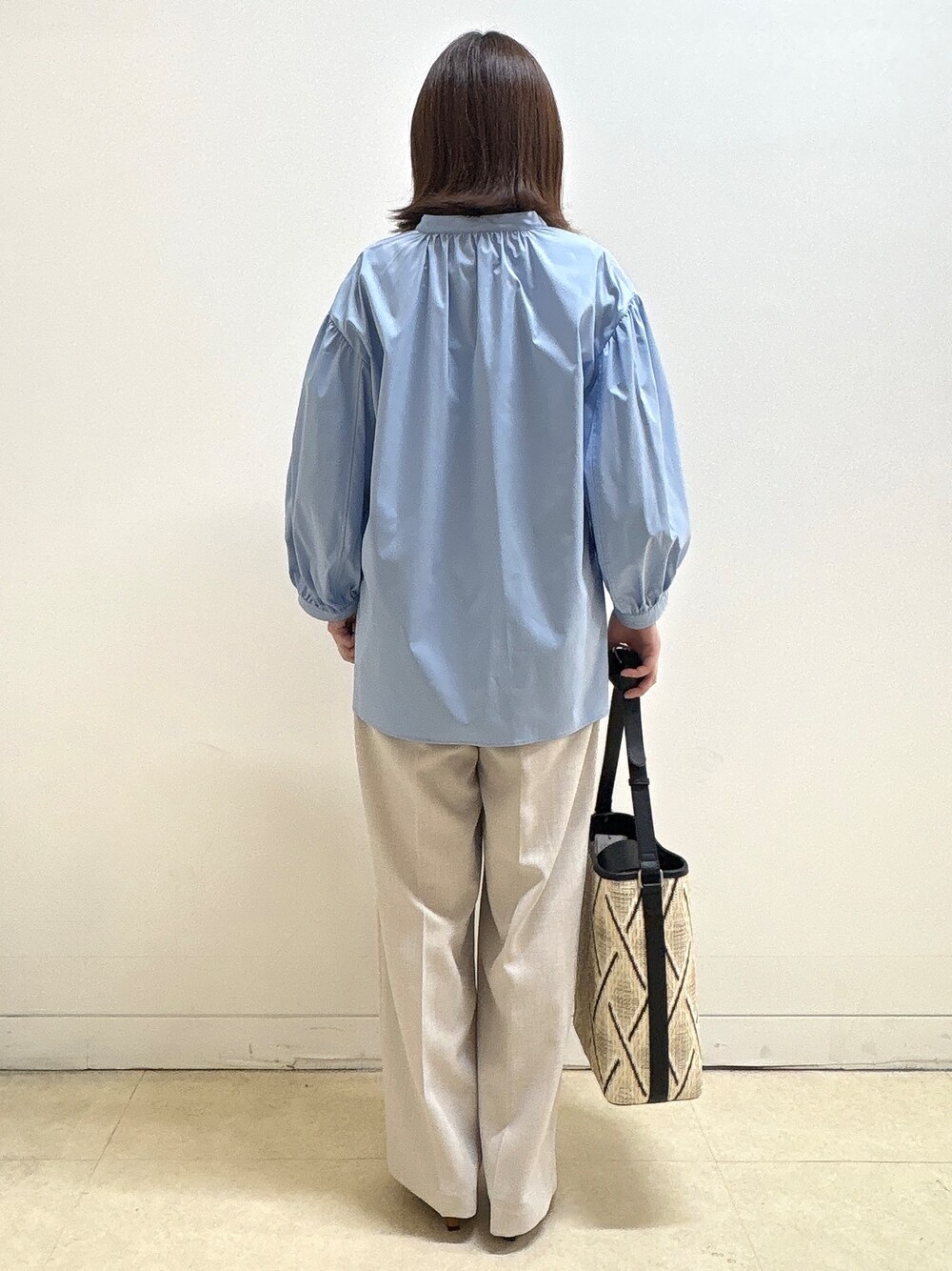 ベージュ系のショルダーバッグ、ブルー系のシャツ/ブラウス、ベージュ系のその他パンツを着用したレディースの春コーディネートの7枚目の写真