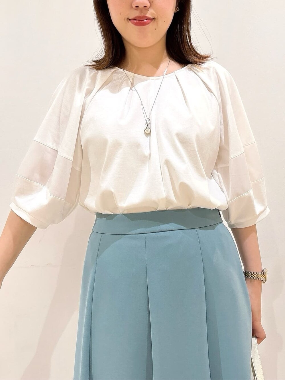 ブルー系のカーディガン/ボレロ、ホワイト系のTシャツ/カットソー、グリーン系のスカートを着用したレディースの夏コーディネートの9枚目の写真