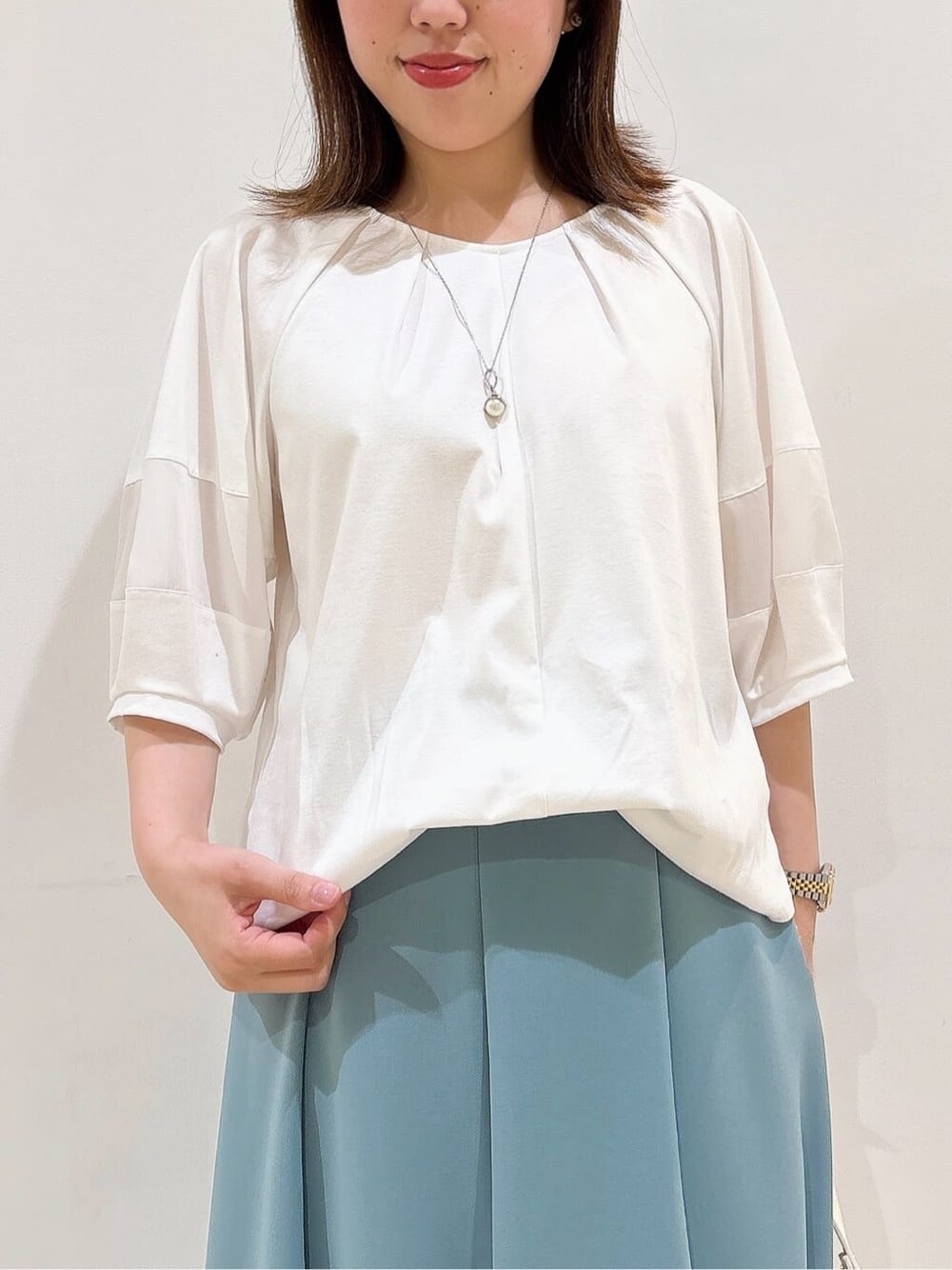 ブルー系のカーディガン/ボレロ、ホワイト系のTシャツ/カットソー、グリーン系のスカートを着用したレディースの夏コーディネートの10枚目の写真